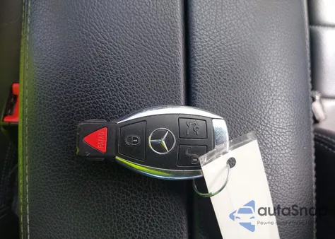 2018 Mercedes-Benz C 300 z USA, uszkodzony, nr VIN 55SWF4JB1JU282358